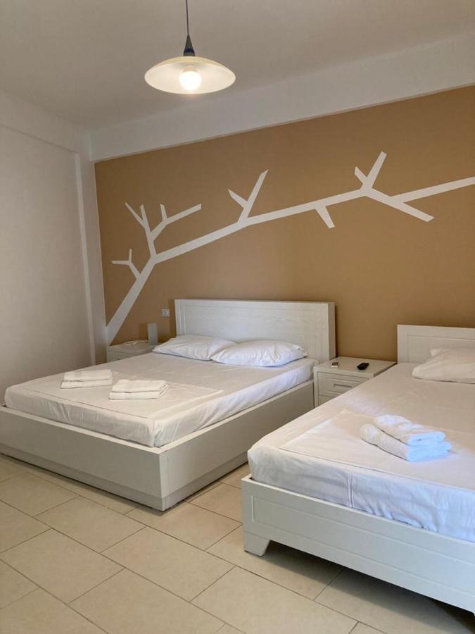 Aldi'S Guest House Vlore Bagian luar foto