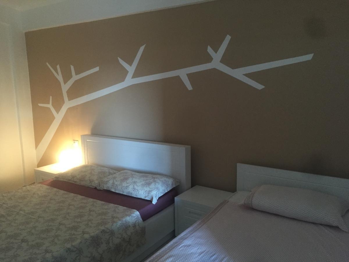 Aldi'S Guest House Vlore Bagian luar foto