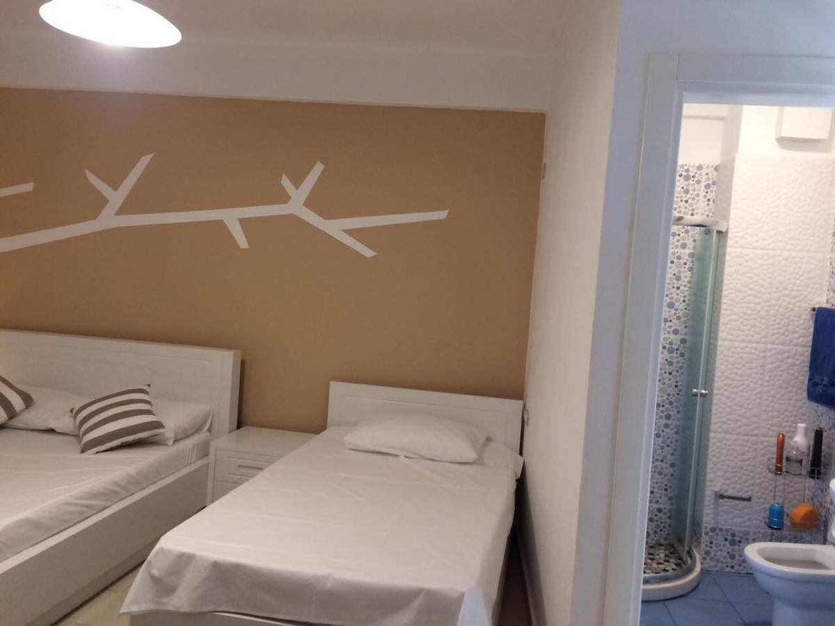 Aldi'S Guest House Vlore Bagian luar foto