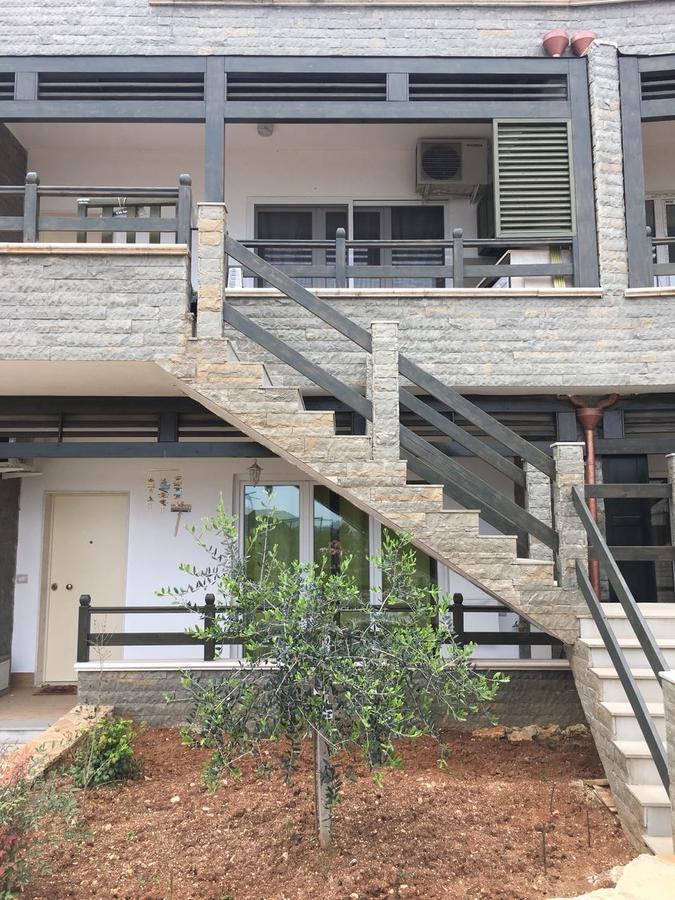 Aldi'S Guest House Vlore Bagian luar foto